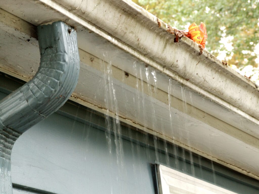 Chicago gutter cleaning service - gutter replacement and repair in Forest Park Illinois - commercial and residential gutter cleaning service